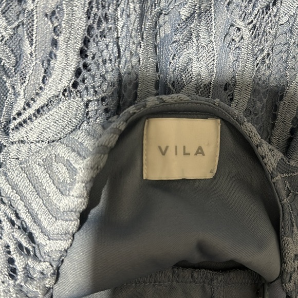 Beautiful lace dress - Picture 3 of 4